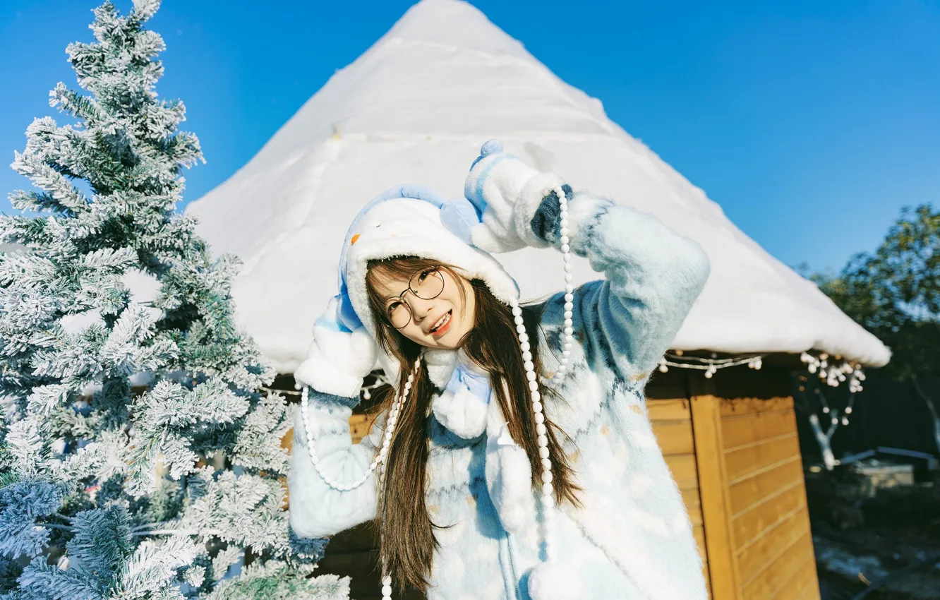 Фото обои Sky, Beautiful, Asian, Model, Tree, Smile, Snow, Woman
