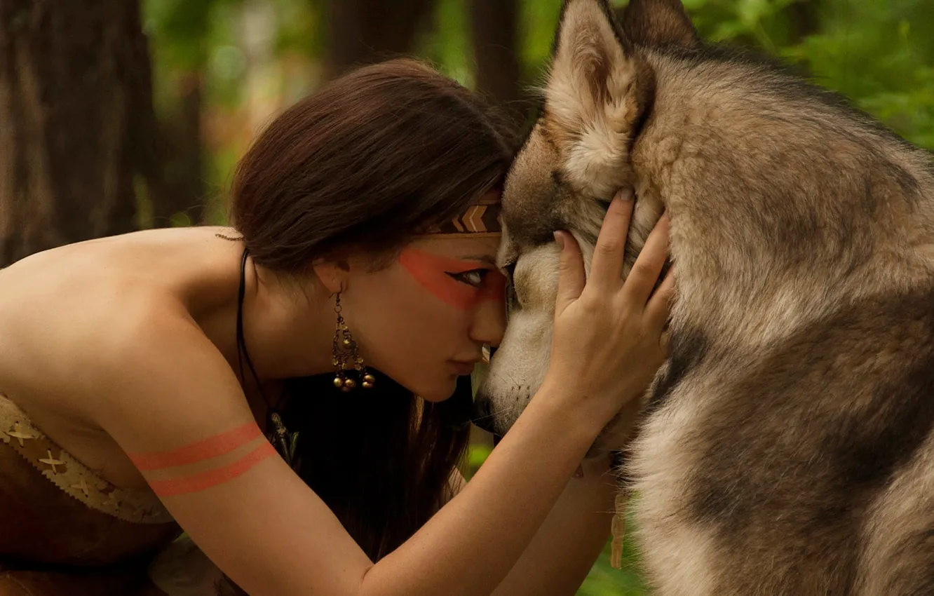 Фото обои лес, взгляд, девушка, природа, волк, ожерелье, дружба, серёжка