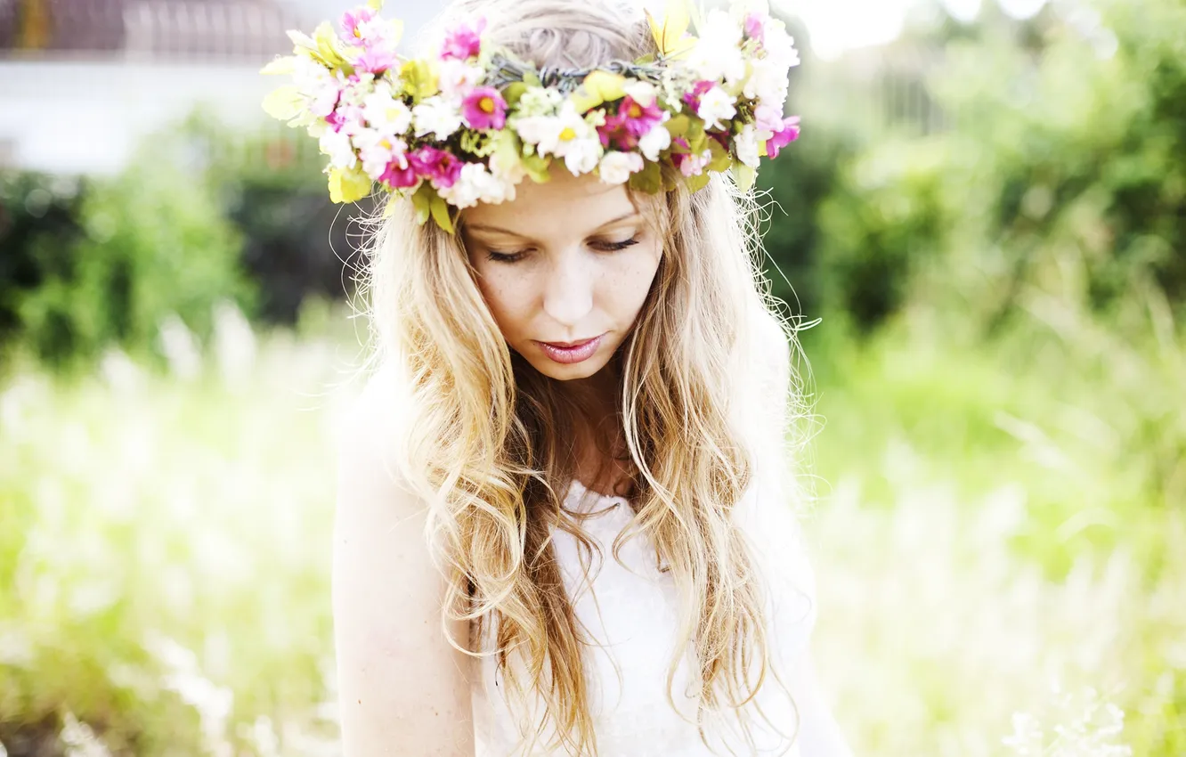 Фото обои girl, dress, bokeh, lips, hair, crown of flowers