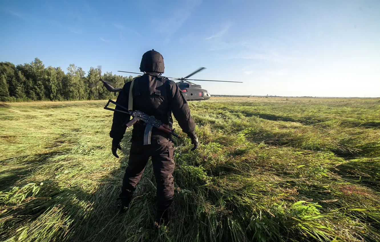 Фото обои поле, трава, фантастика, кадр, автомат, вертолет, шлем, форма