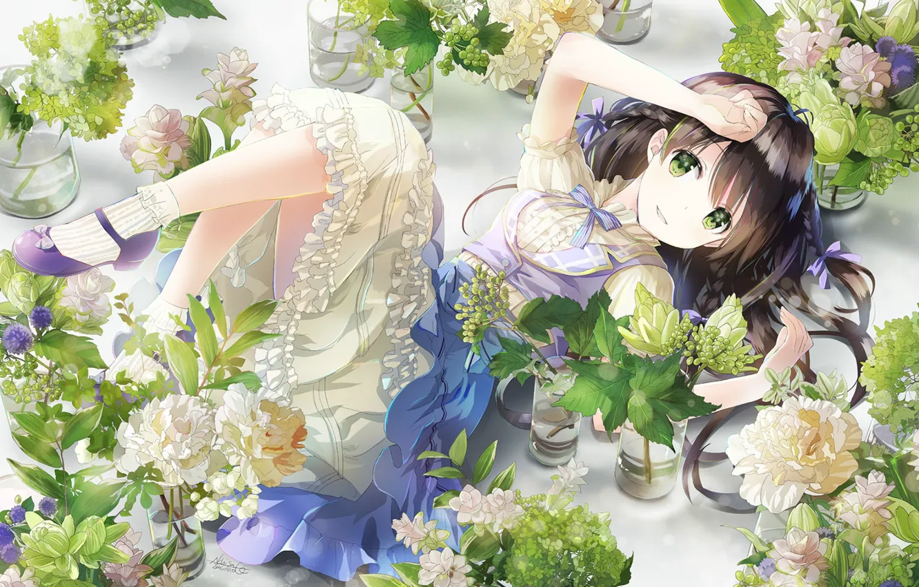 Фото обои туфельки, цветы, девочка, лежит, косички, банки, бант, белое платье