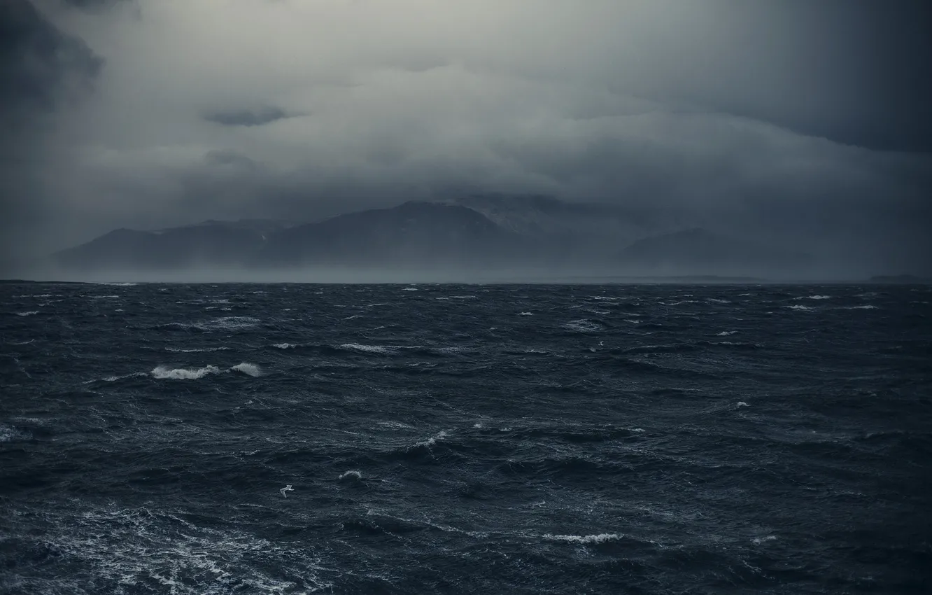 Фото обои море, волны, горы, тучи, туман, пасмурно