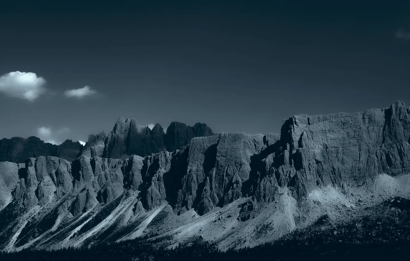 Фото обои облака, горы, камни, скалы, серый фон, монохром, рельеф