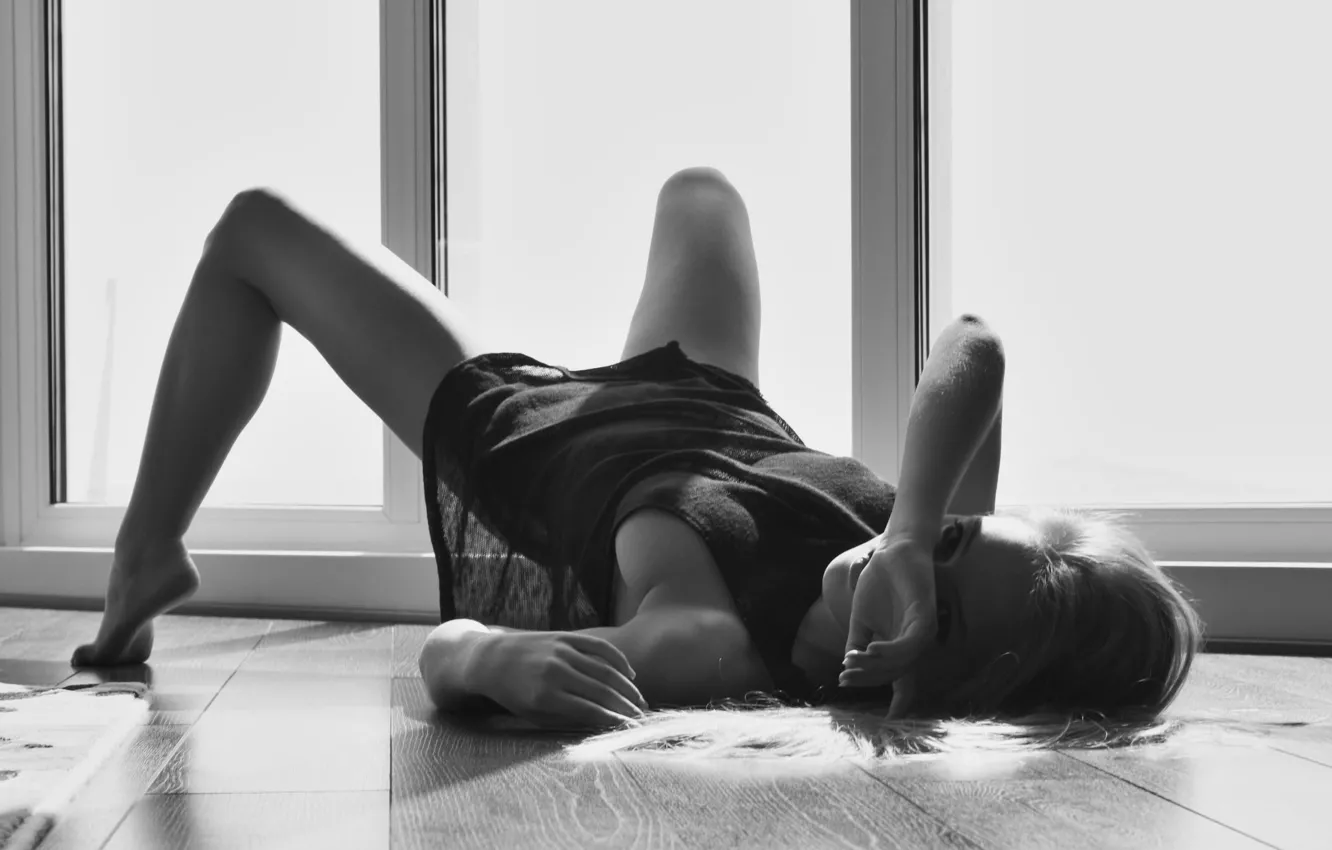 Фото обои glass, side, legs, woman, young, model, cap, black and white
