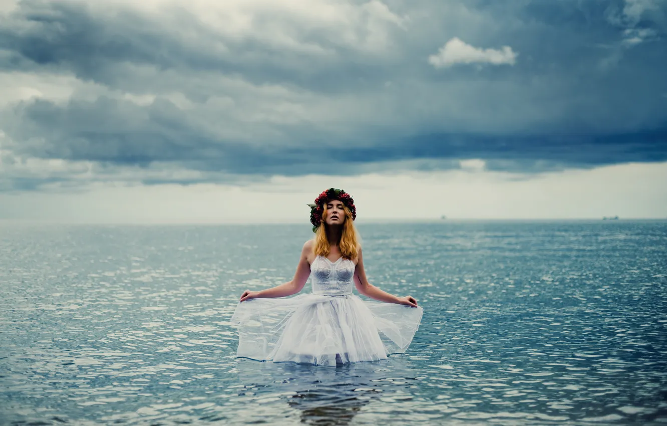Фото обои море, девушка, облака, ягоды, платье, венок