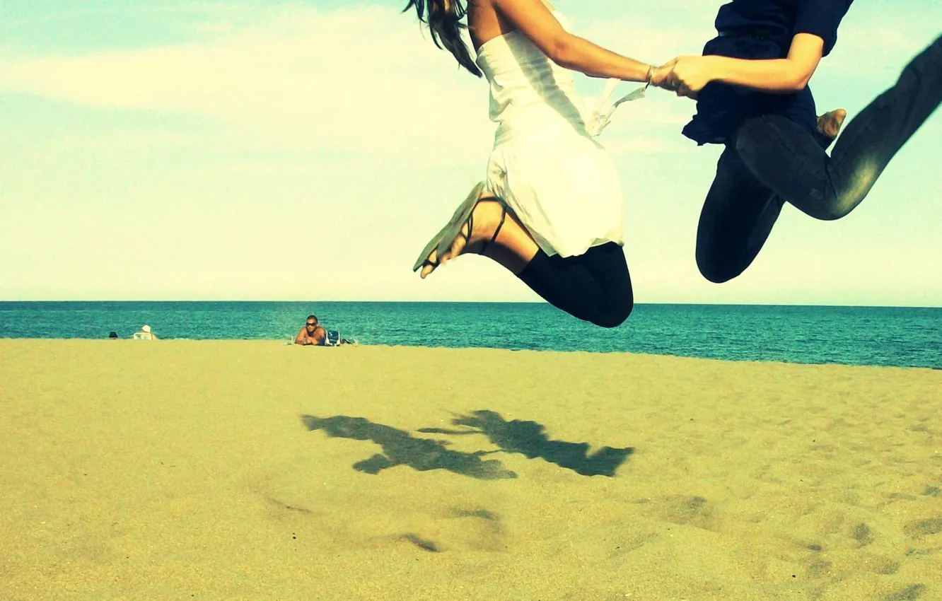 Фото обои песок, море, прыжок, обои, пара