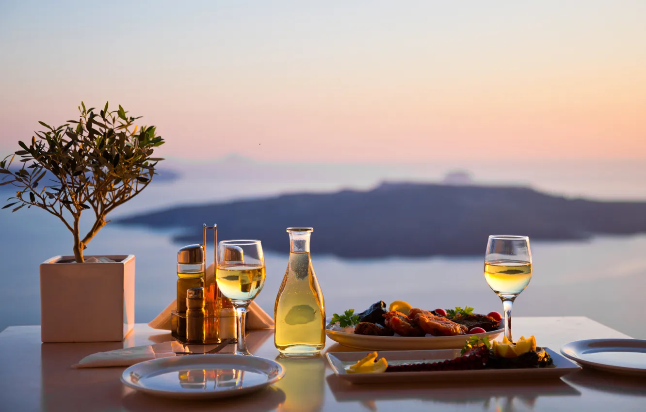 Фото обои море, пейзаж, стол, вид, бутылка, еда, размытие, бокалы