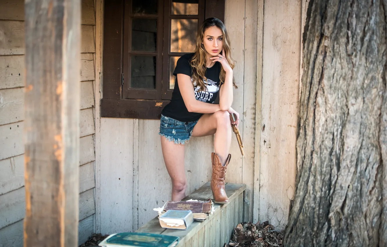 Фото обои девушка, дома, книга, револьвер