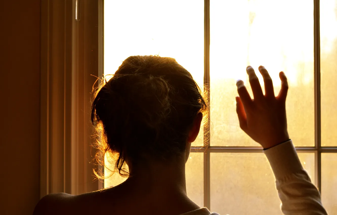 Фото обои стекло, девушка, солнце, фон, widescreen, обои, настроения, волосы