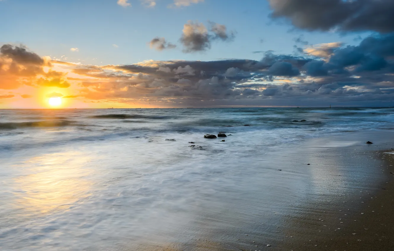 Фото обои море, пляж, солнце, облака, камни
