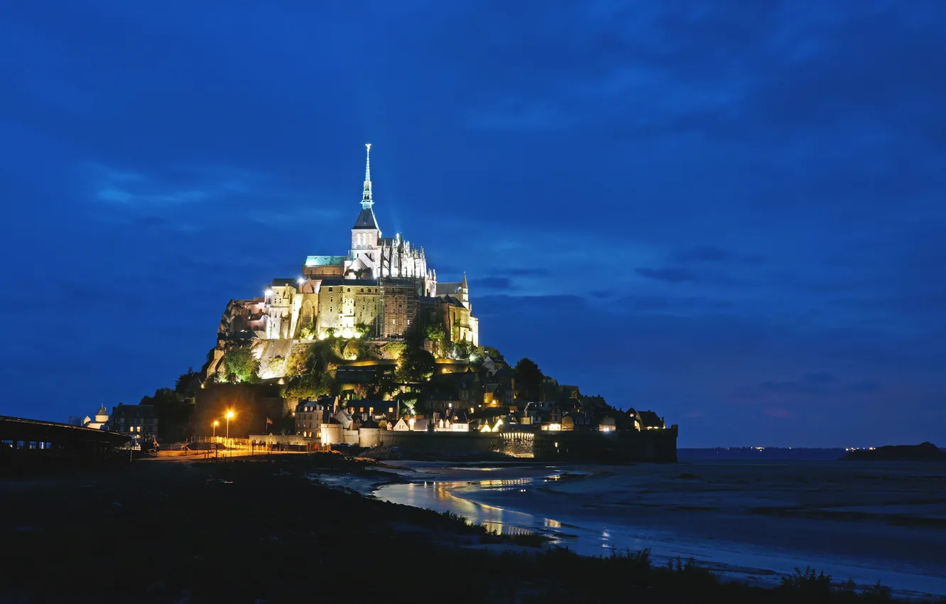 Фото обои небо, ночь, Франция, остров, подсветка, крепость, синее, Мон-Сен-Мишель