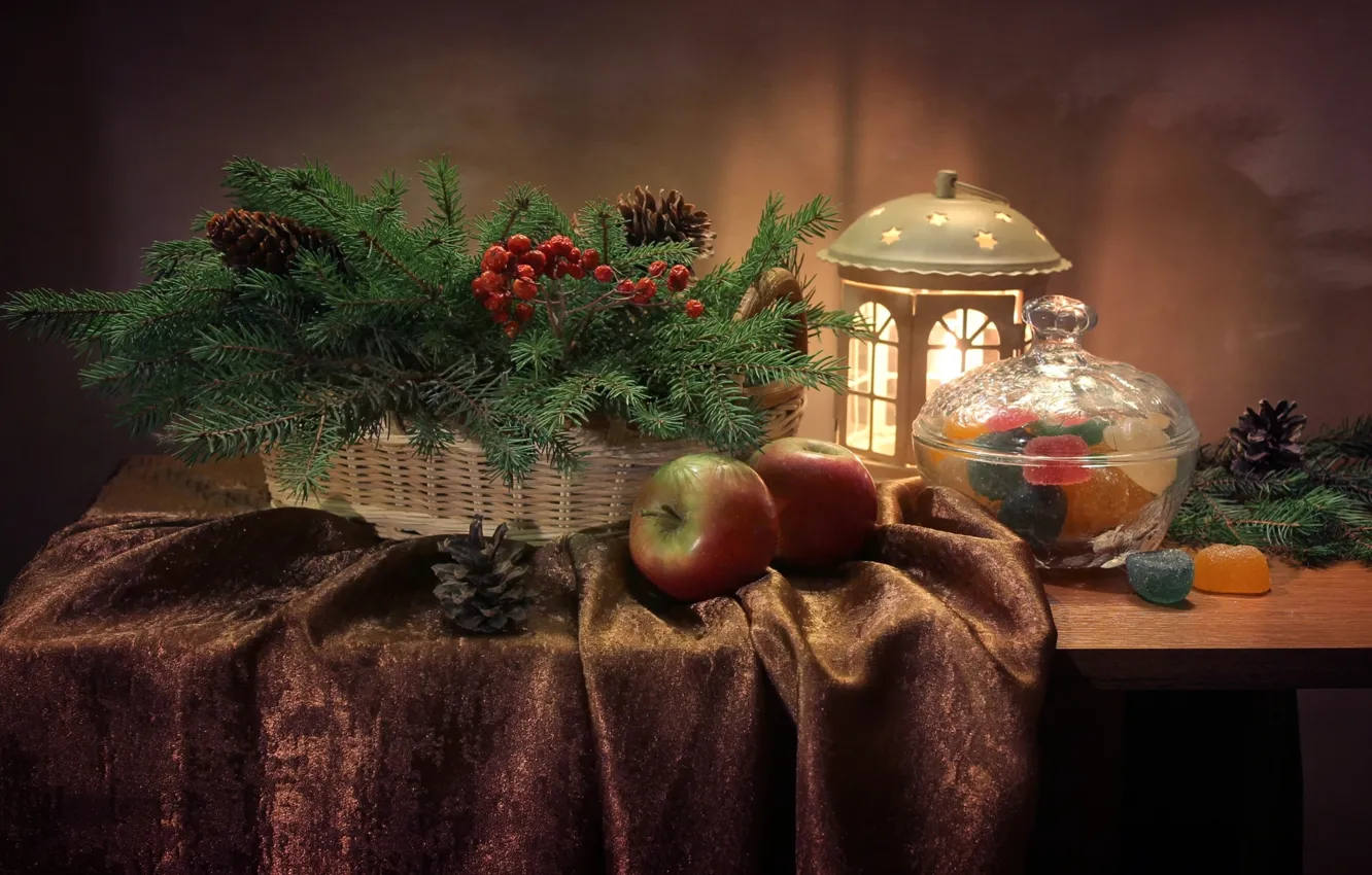 Фото обои яблоки, ель, фонарь, натюрморт, шишки, мармелад