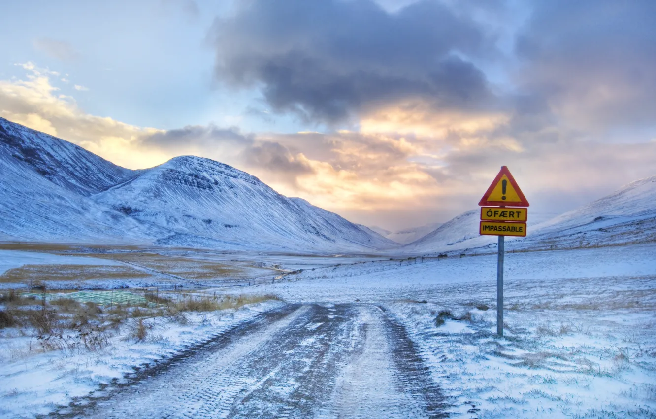 Фото обои зима, дорога ведущая к горе и восклицательный знак