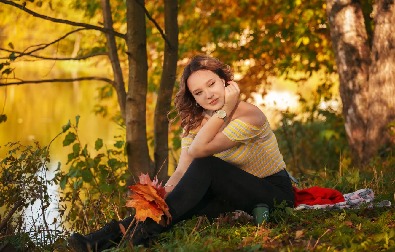 Фото обои осень, взгляд, листья, девушка, деревья, природа, часы, шатенка