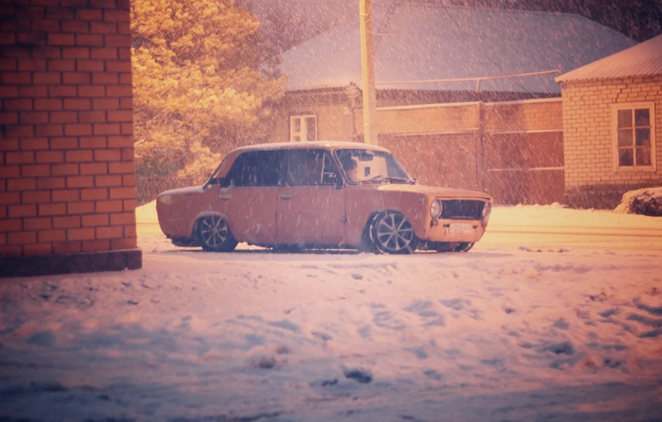 Фото обои зима, машина, авто, снег, копейка, диски, классика, auto