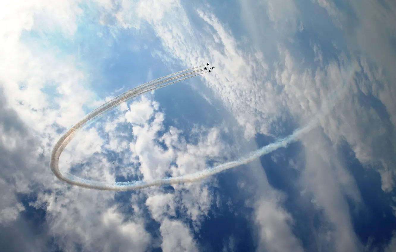 Фото обои небо, облака, кольцо, самолеты, истребители, пилотаж