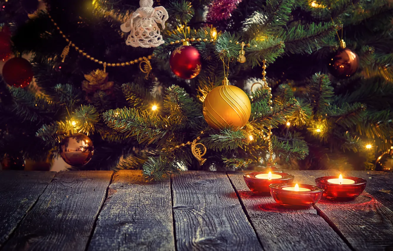Фото обои праздник, доски, Рождество, Новый год, ёлка, хвоя, ёлочные игрушки, новогодние украшения