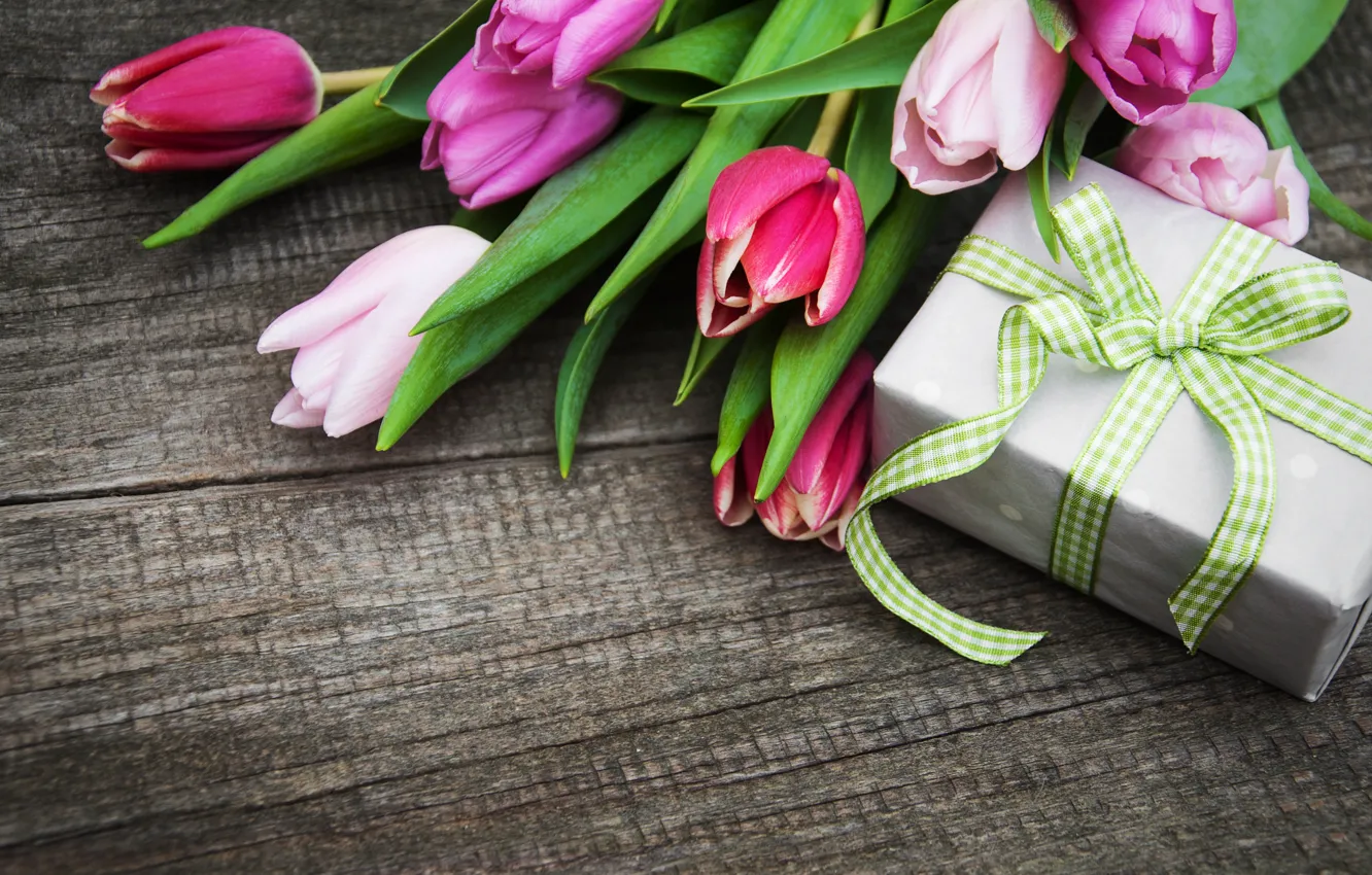 Фото обои цветы, подарок, букет, colorful, тюльпаны, wood, pink, flowers