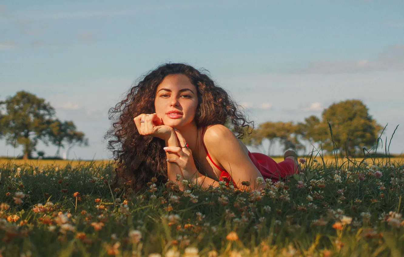 Фото обои трава, девушка, природа, кудри, Александр Гранкин