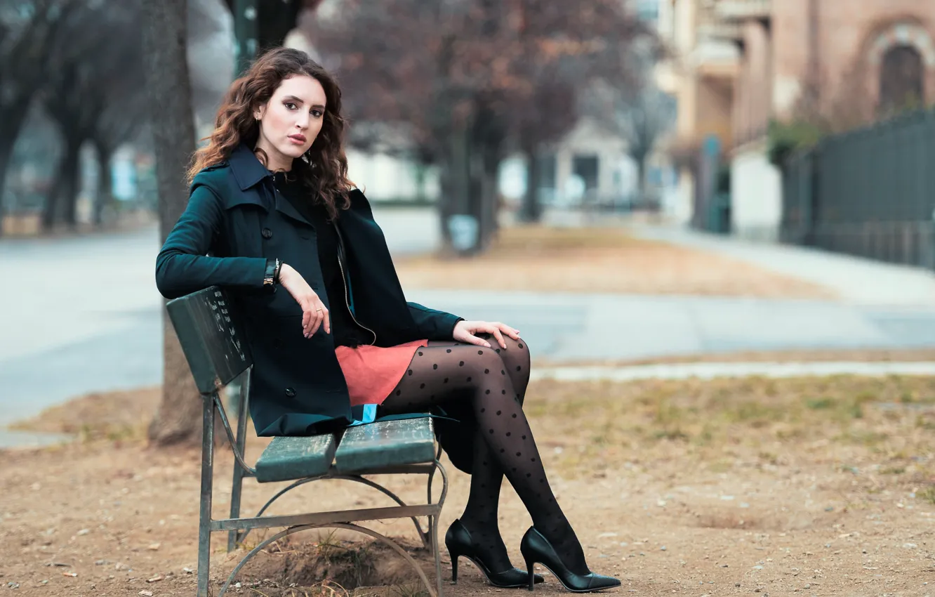 Фото обои взгляд, скамейка, лицо, модель, ножки, Chiara