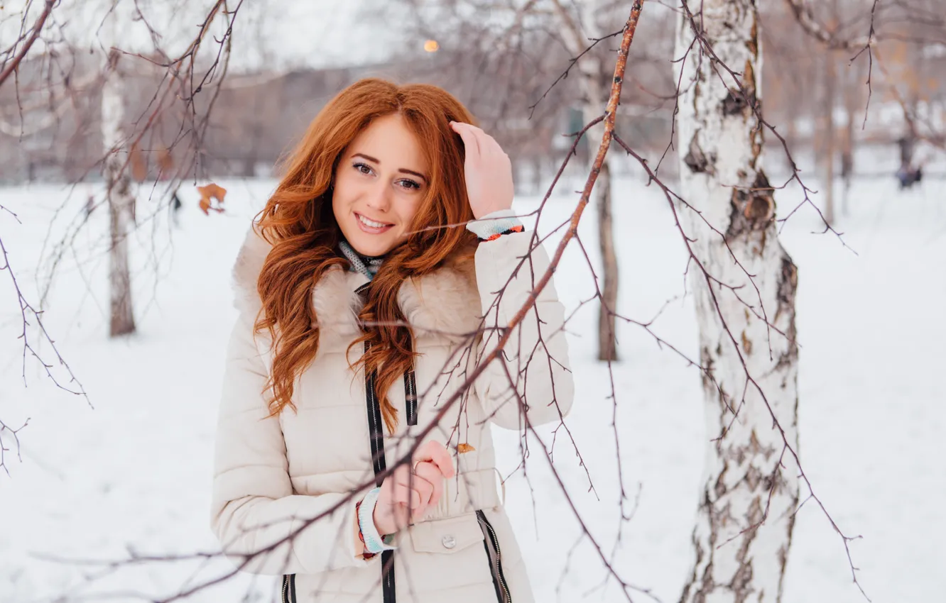 Фото обои зима, взгляд, девушка, снег, улыбка, рыжая, красивая