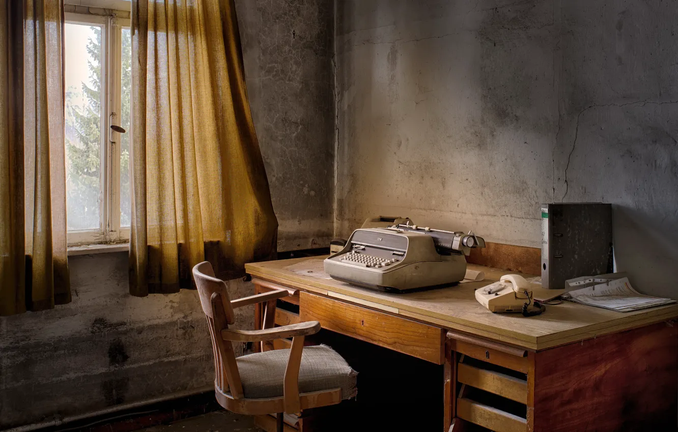 Фото обои комната, окно, пишущая машинка