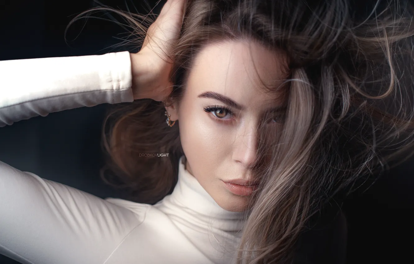 Фото обои взгляд, девушка, лицо, волосы, рука, Alexander Drobkov-Light, Аня Курочкина