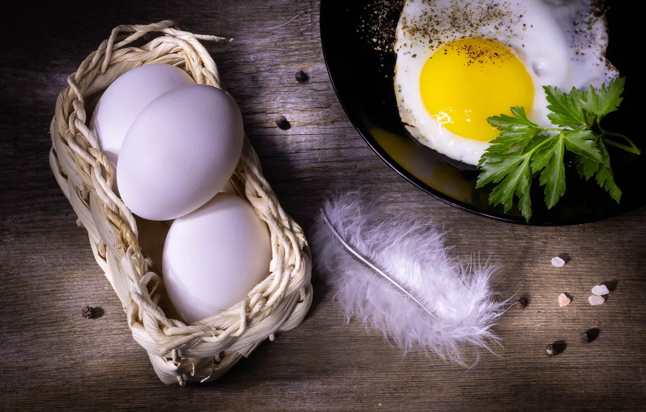 Фото обои стол, яйца, яичница, петрушка, специи, перышко, сковорода