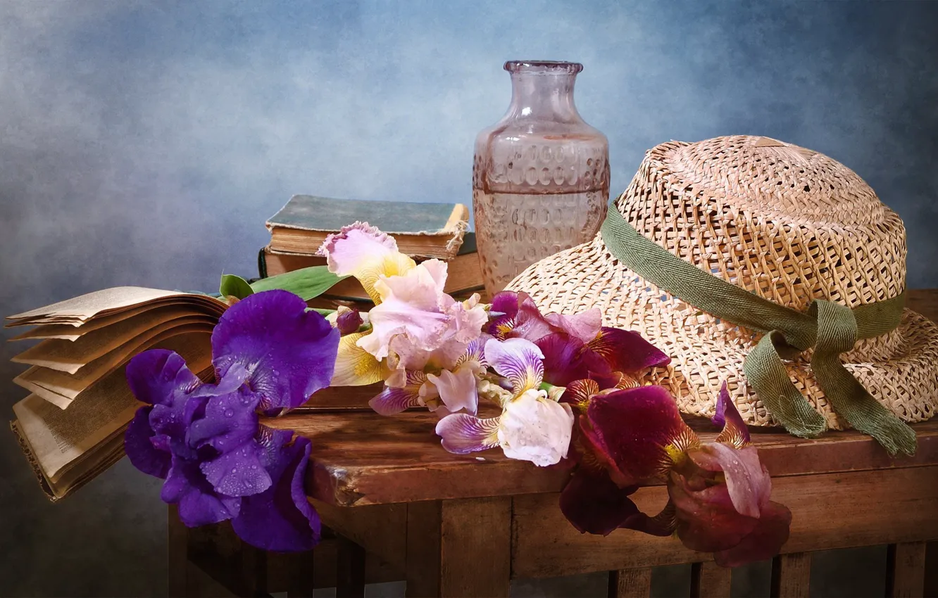 Фото обои цветы, книги, шляпа, ваза, ирисы, столик