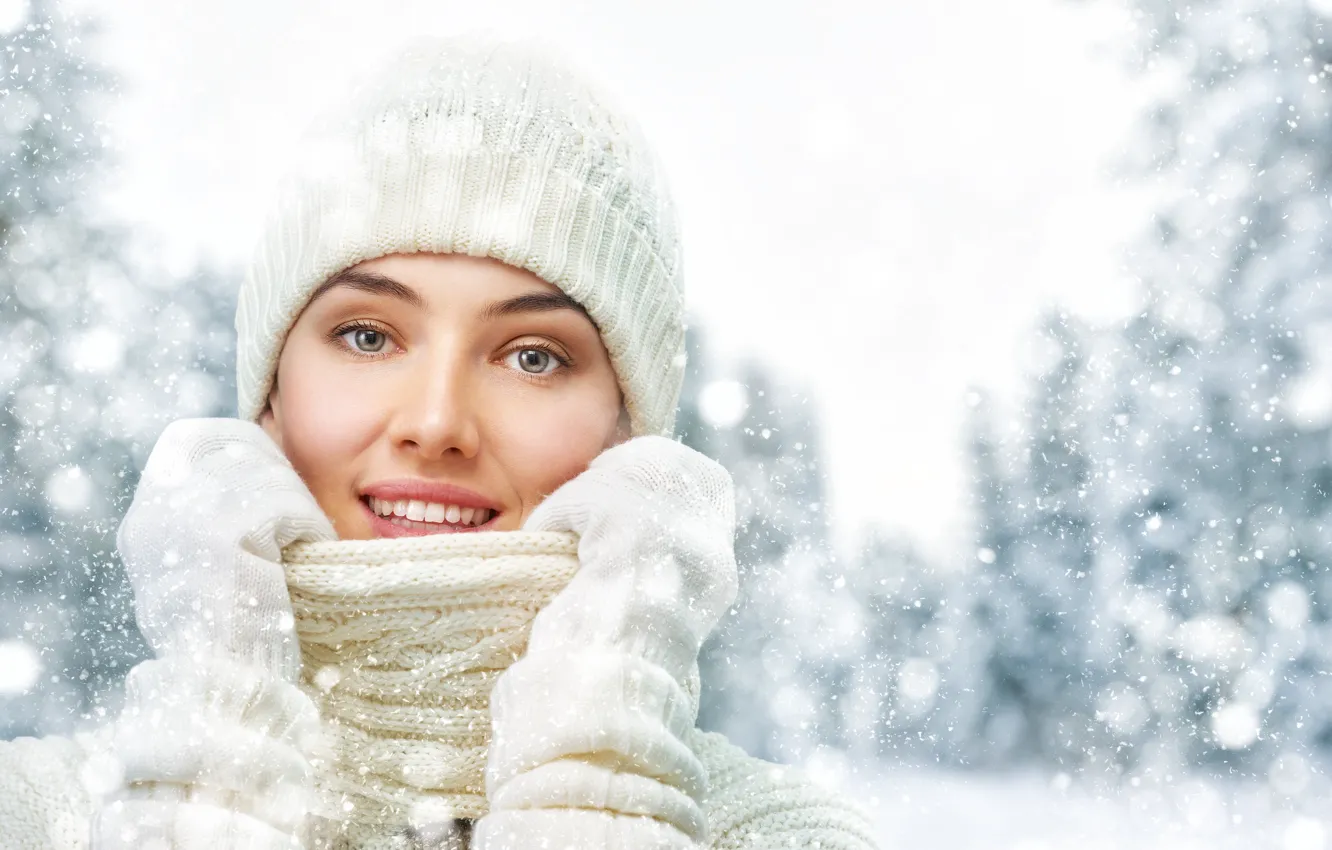 Фото обои зима, девушка, снег, деревья, снежинки, блики, шапка, красавица