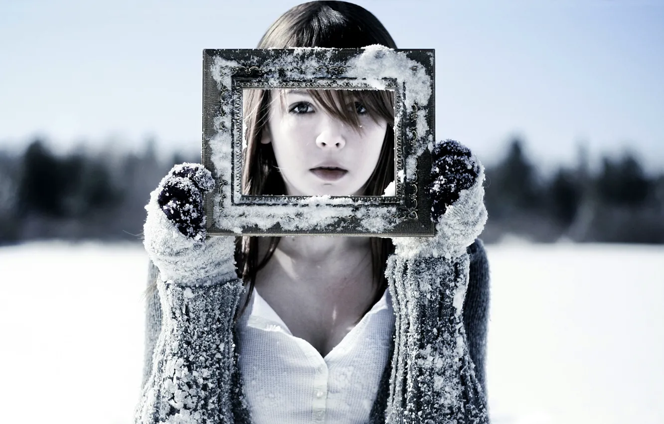 Фото обои холод, зима, снег, лицо, Девушка, рамка, мороз, перчатки
