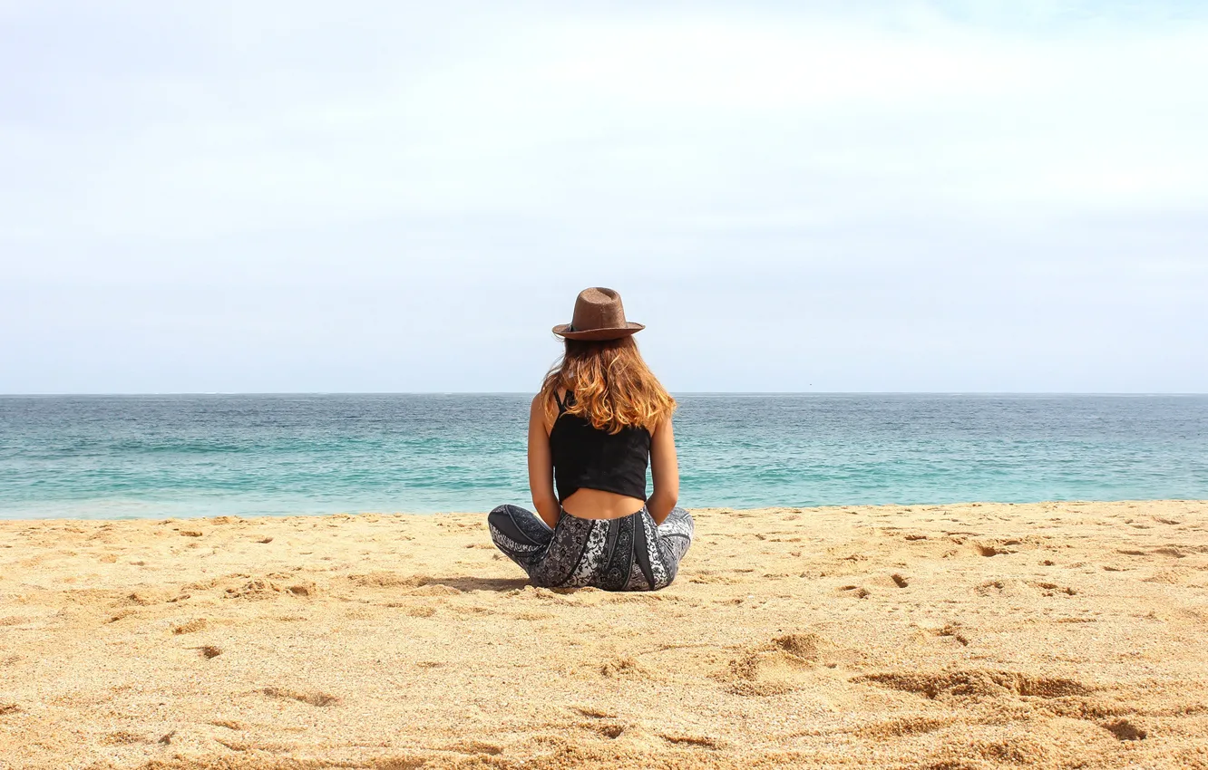 Фото обои песок, море, лето, девушка, побережье, спина, шляпа
