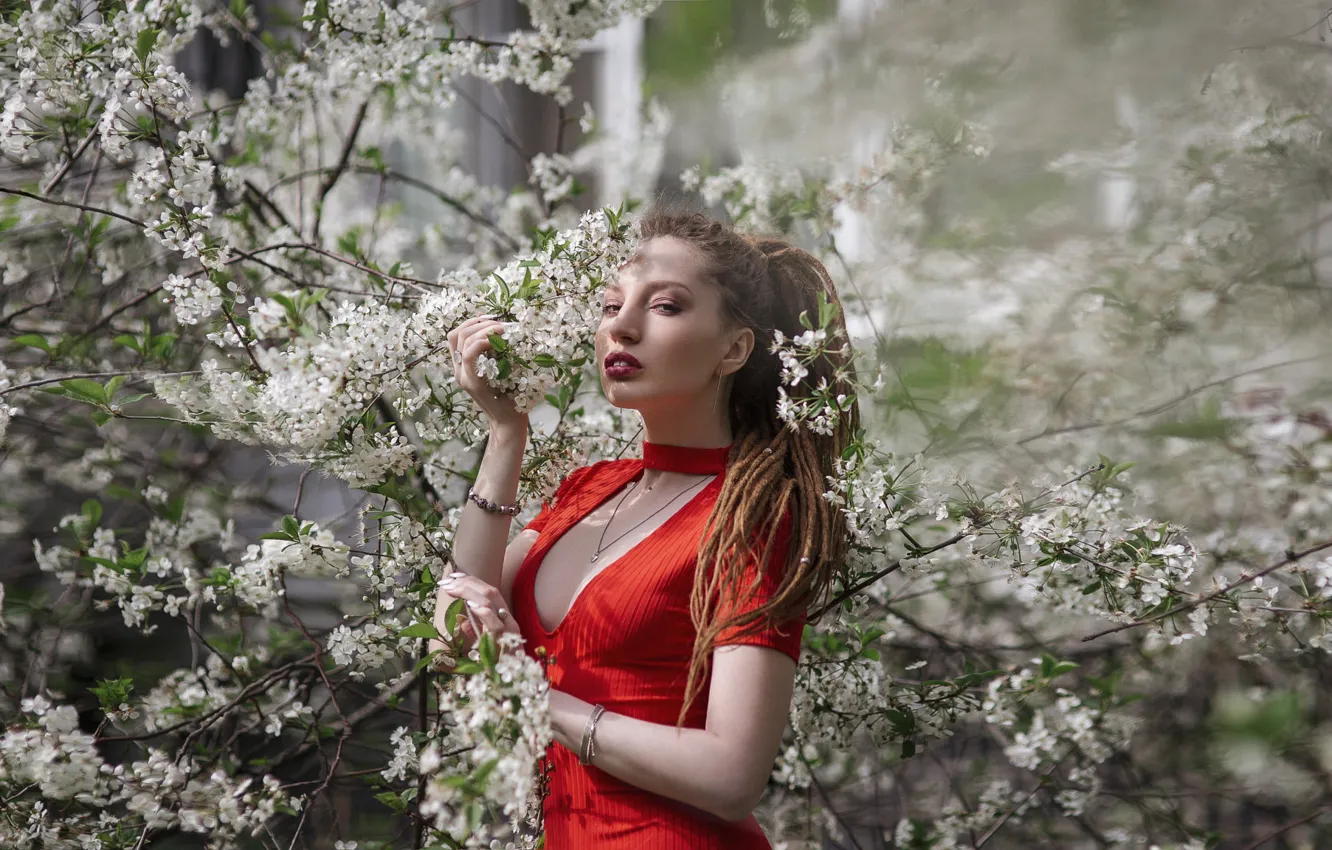 Фото обои взгляд, девушка, украшения, поза, весна, сад, платье, цветение