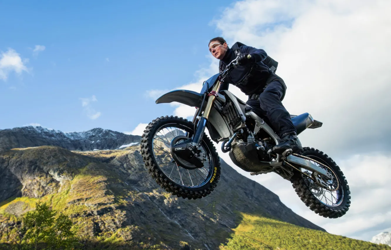 Фото обои поза, мотоцикл, байк, Том Круз, Tom Cruise, прыжок со скалы, Mission: Impossible – Dead Reckoning …