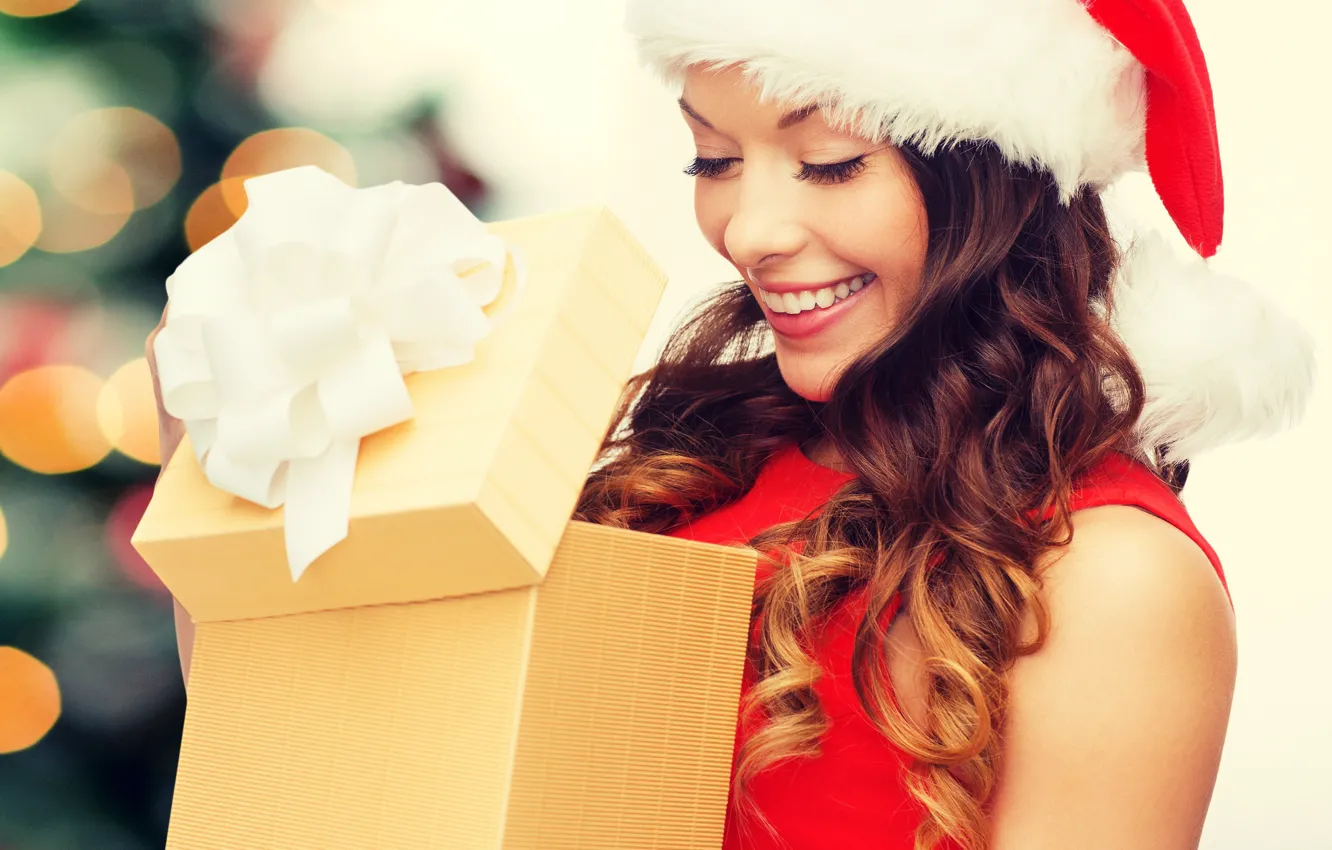 Фото обои улыбка, фон, настроение, коробка, подарок, модель, шапка, новый год