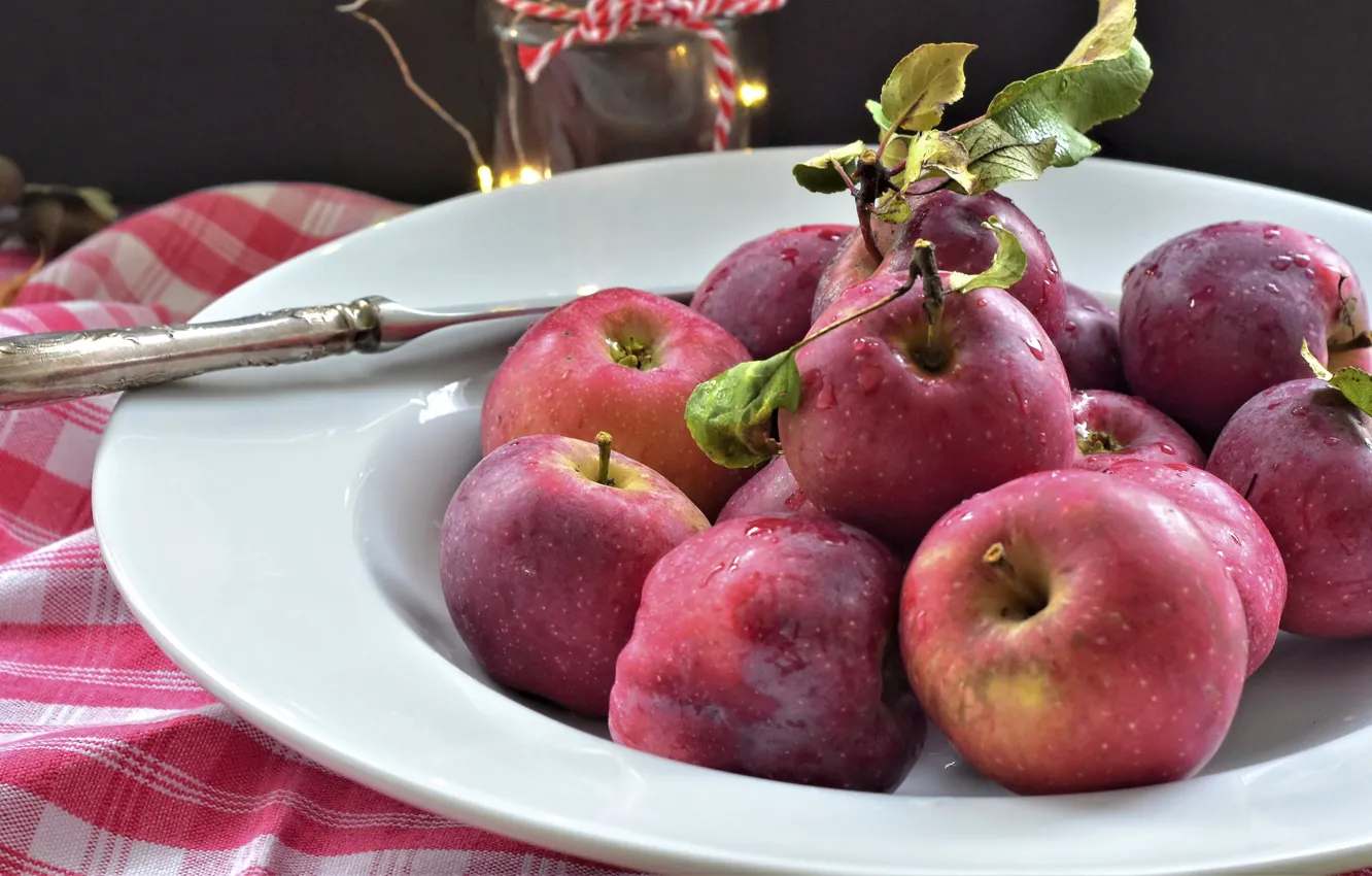 Фото обои яблоки, тарелка, нож, фрукты, скатерть