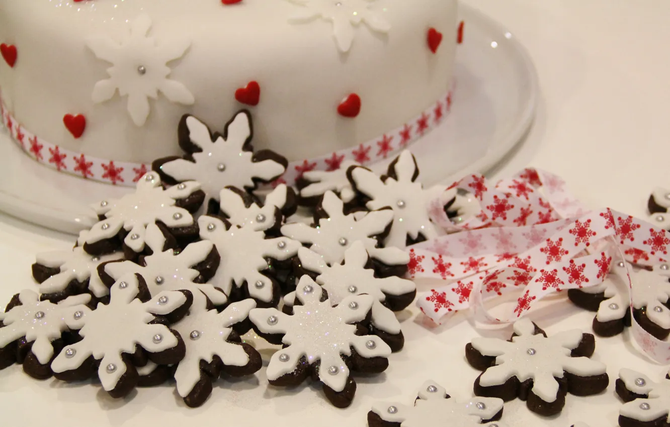 Фото обои белый, снежинки, праздник, еда, печенье, Рождество, лента, сердечки
