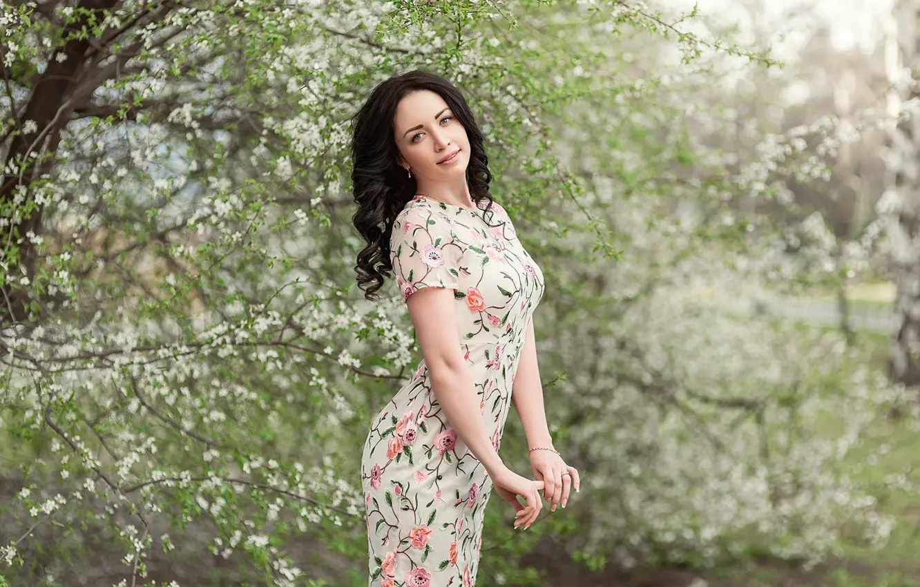 Фото обои pose, dress, brunette, tree, Георгий Дьяков