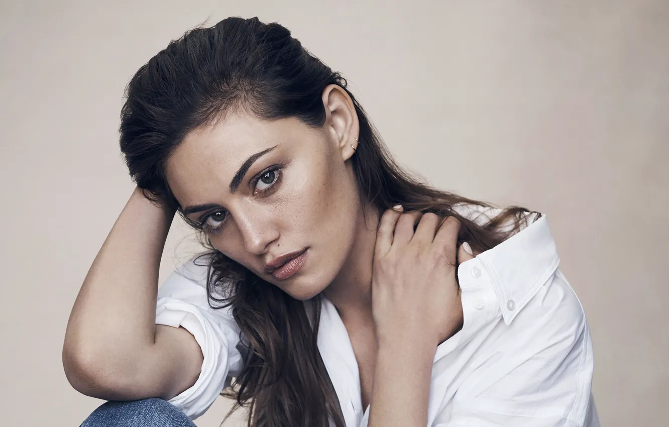 Фото обои взгляд, девушка, поза, рубашка, Phoebe Tonkin