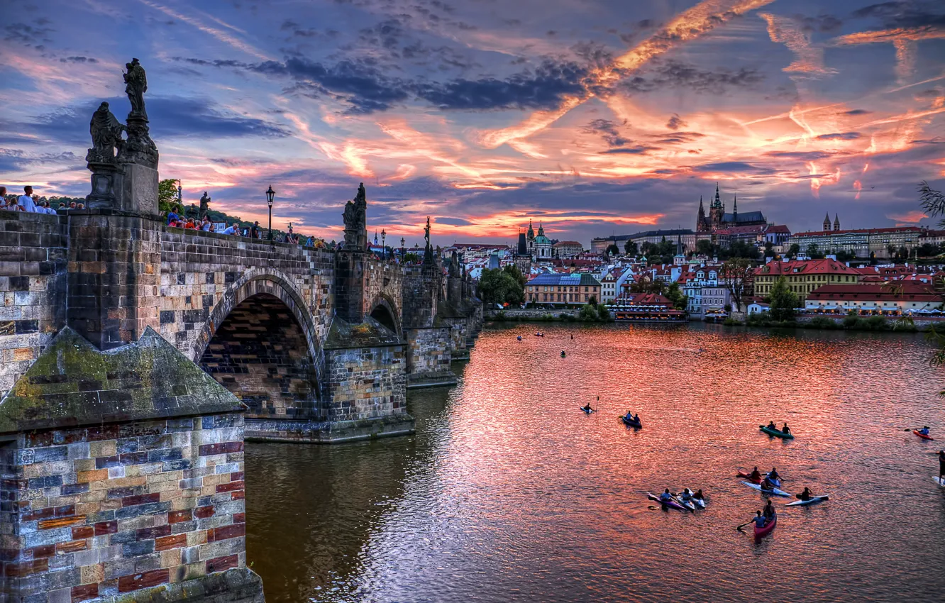 Фото обои тучи, мост, город, река, дома, вечер, Прага, Чехия