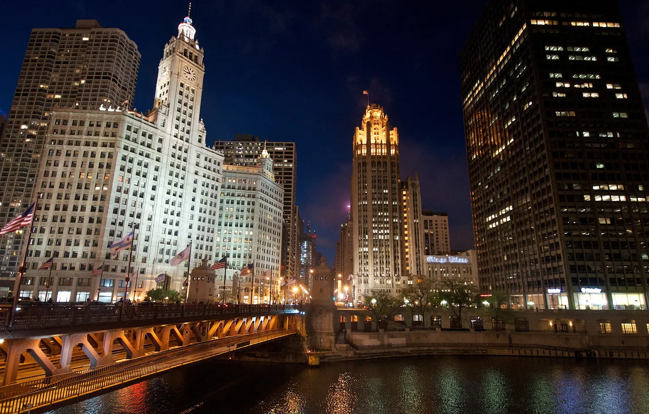 Фото обои ночь, мост, город, огни, река, флаги, Chicago