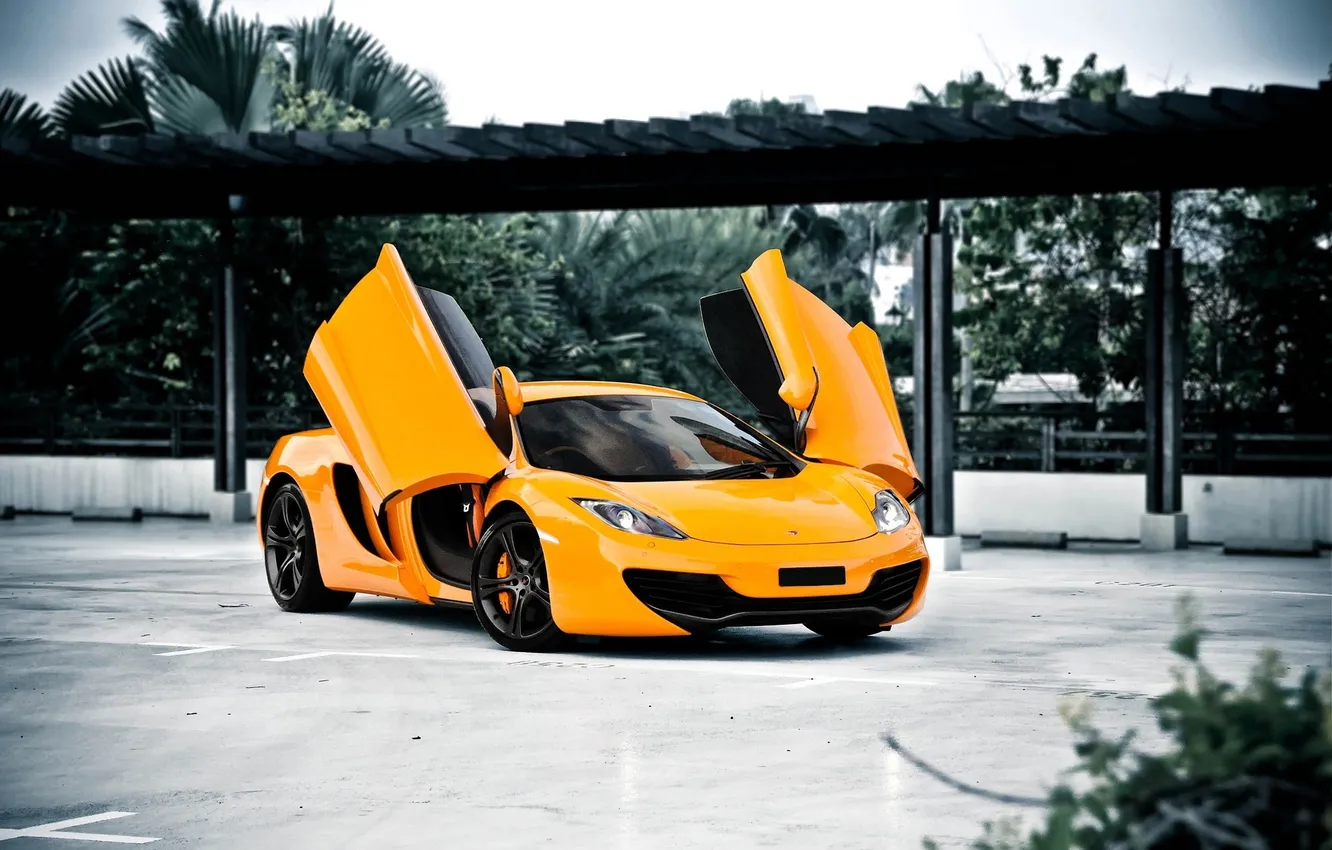 Фото обои оранжевый, McLaren, навес, wheels, black, вид спереди, MP4-12C, orange