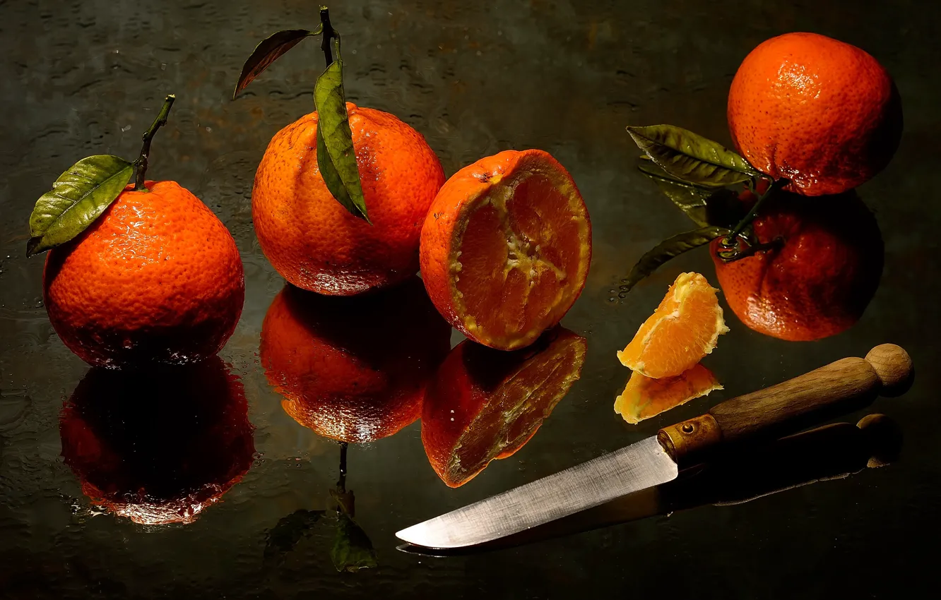 Фото обои стекло, листья, капли, отражение, стол, нож, фрукты, натюрморт