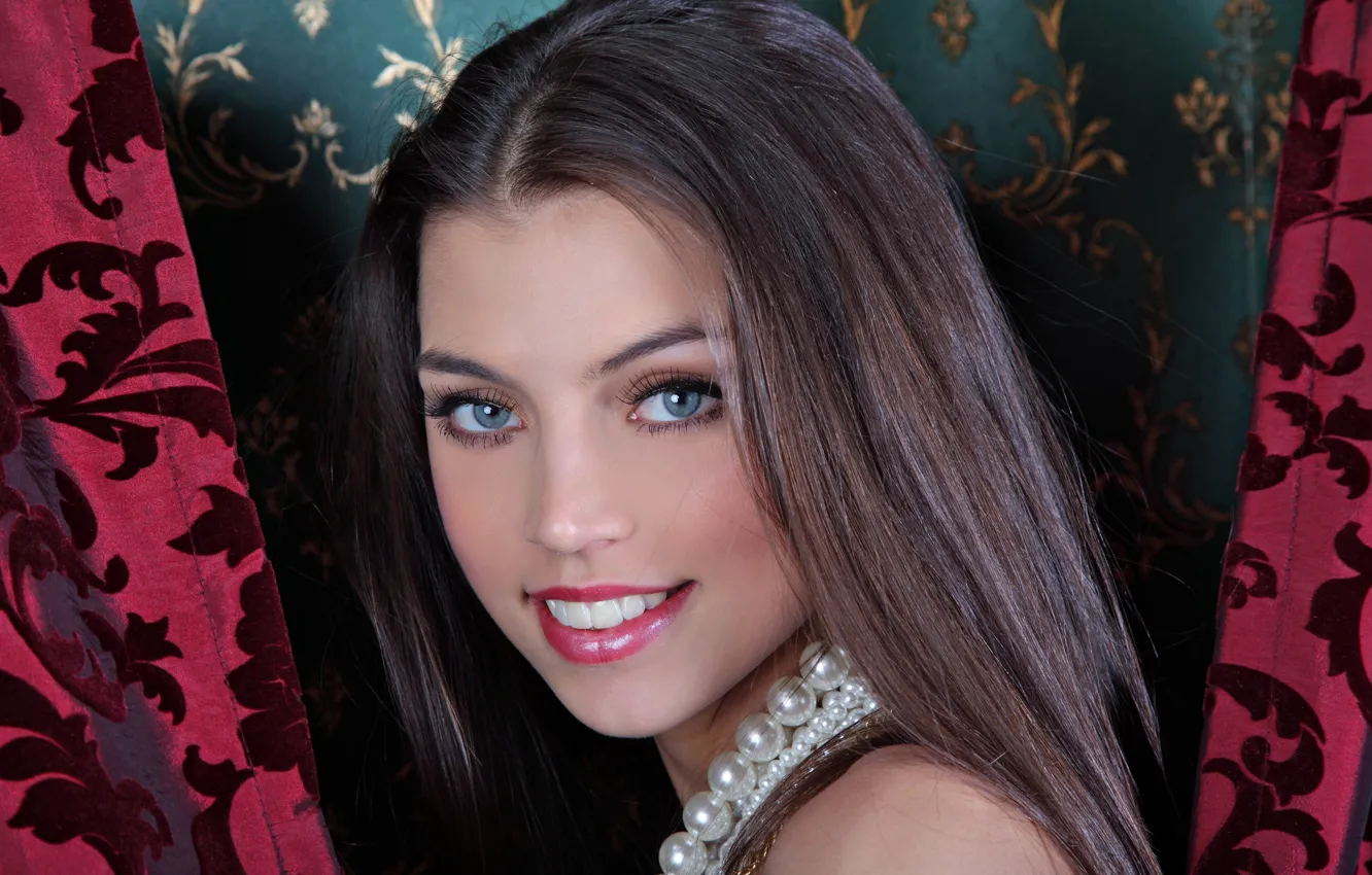 Фото обои взгляд, улыбка, модель, ожерелье, шатенка, Valentina Kolesnikova