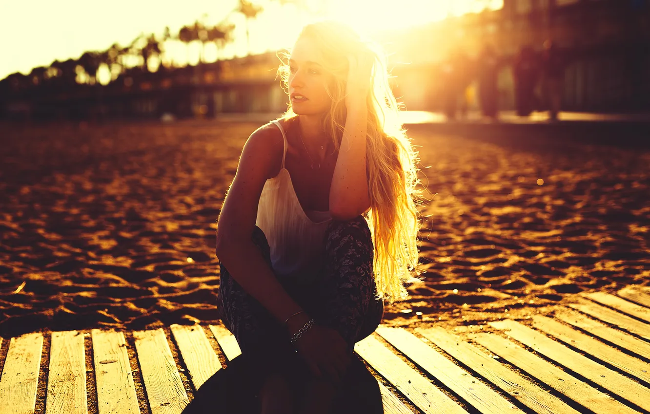 Фото обои песок, пляж, лето, девушка, солнце, поза, волосы, сидит
