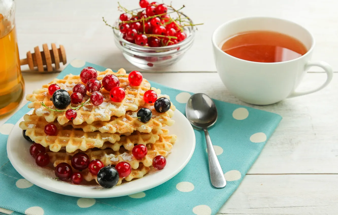 Фото обои ягоды, еда, завтрак, ложка, мёд, вафли, dessert, красная смородина