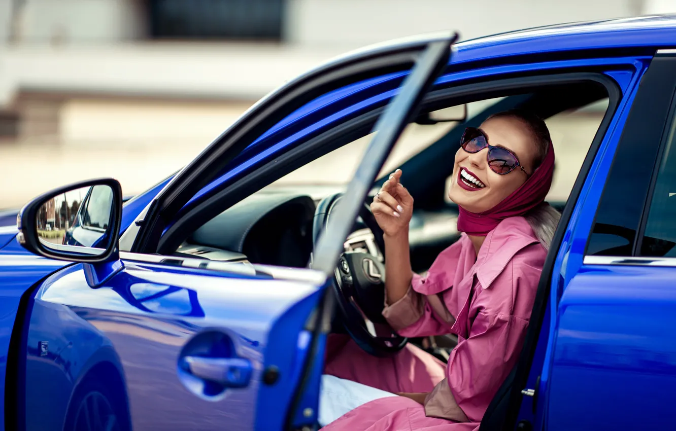 Фото обои авто, девушка, смех, Lexus, дверь, очки, плащ, Татьяна Гуз