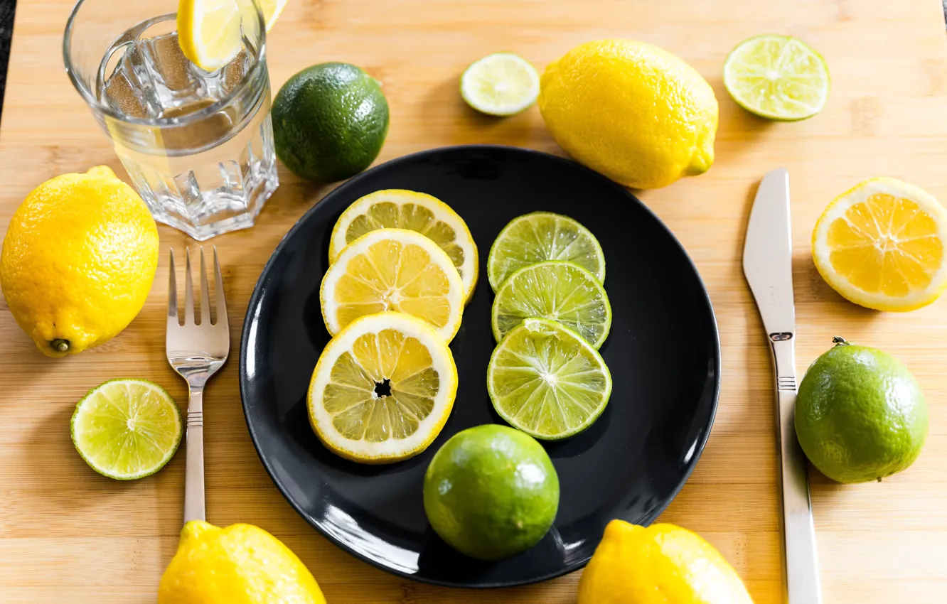 Фото обои стакан, стол, тарелка, нож, лайм, вилка, лимоны, дольки