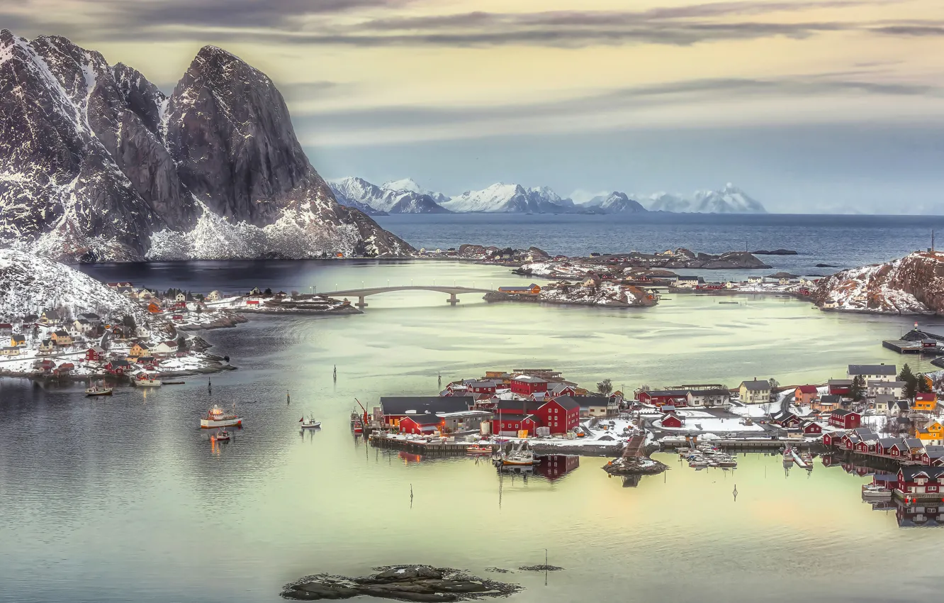 Фото обои море, снег, пейзаж, горы, дома, Норвегия, Лофотенские острова, Рейне