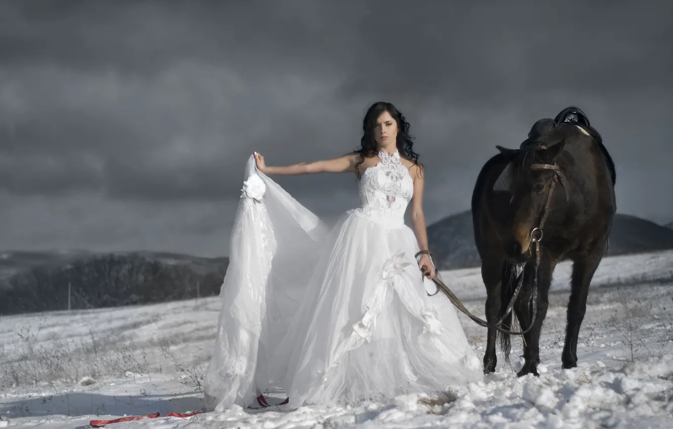 Фото обои небо, снег, лошадь, Девушка, платье, поводья